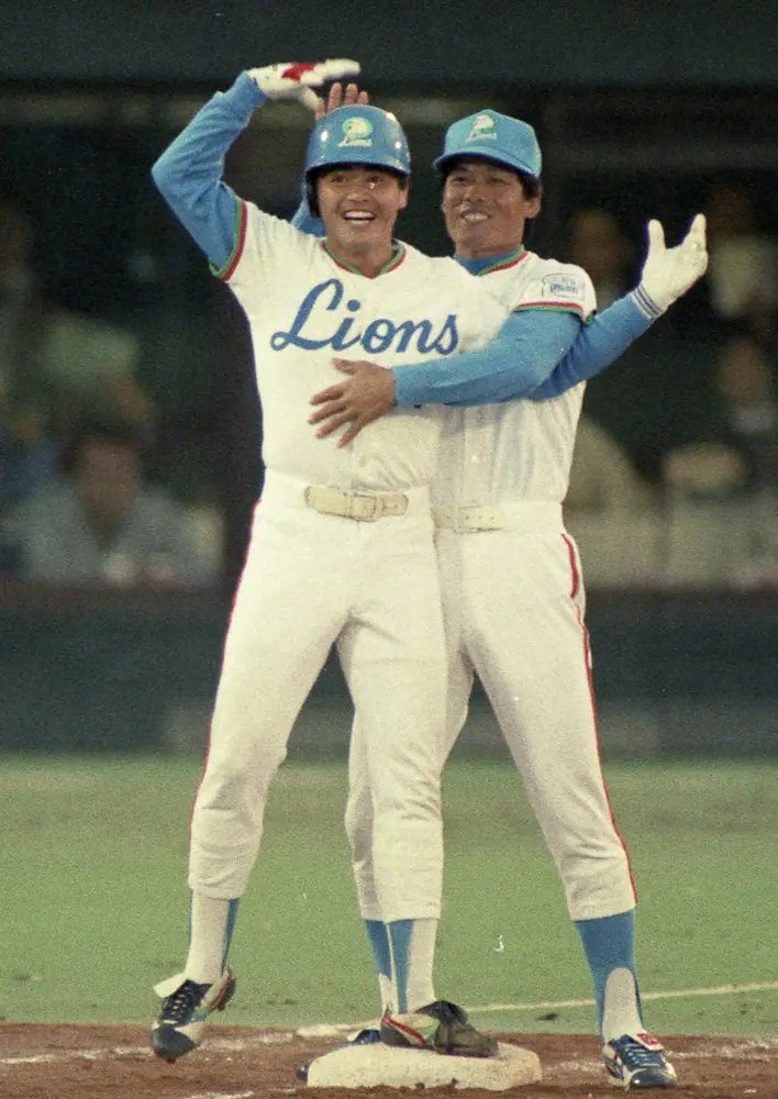 1986年日本シリーズ第5戦＜西・広＞延長12回裏、西武の2番手・工藤公康投手（左）がサヨナラ打を放ち伊原春樹コーチと抱き合って喜ぶ