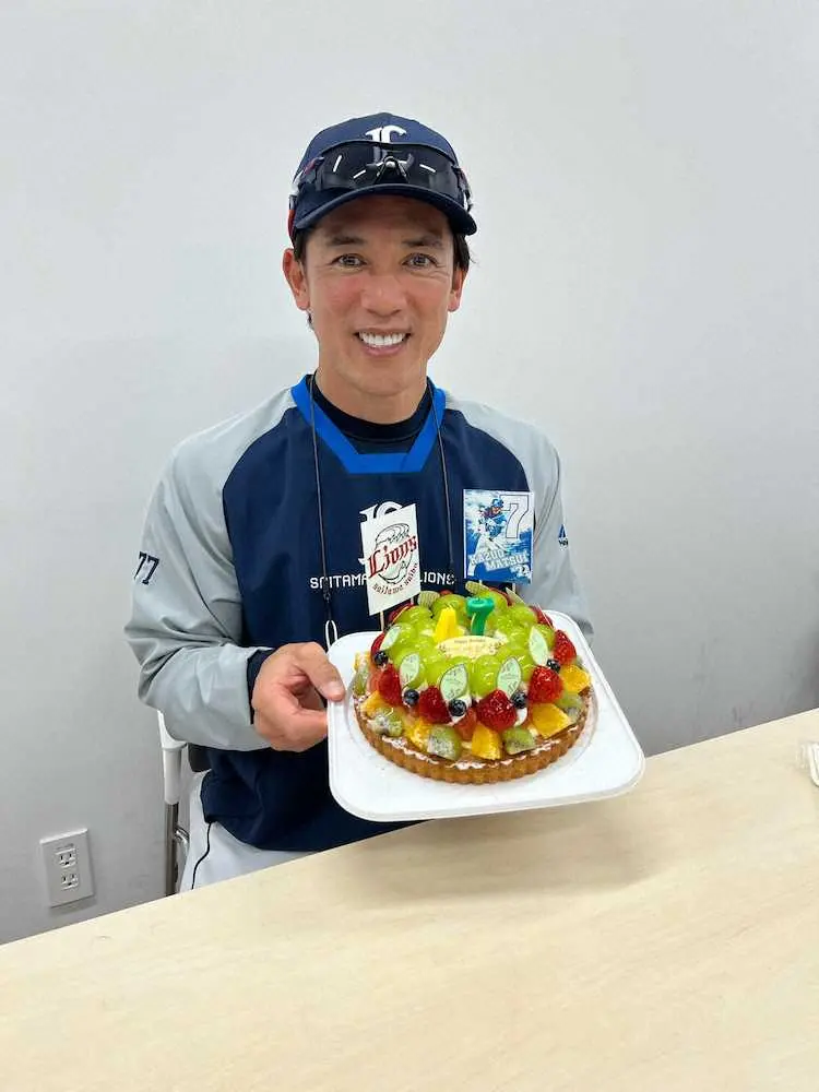 47歳の誕生日にバースデーケーキを手にする西武・松井新監督