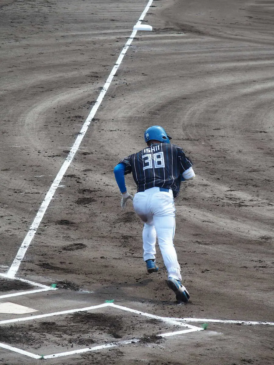 打ったら三塁へ走るルールのシート打撃で三塁へ走る日本ハム・石井