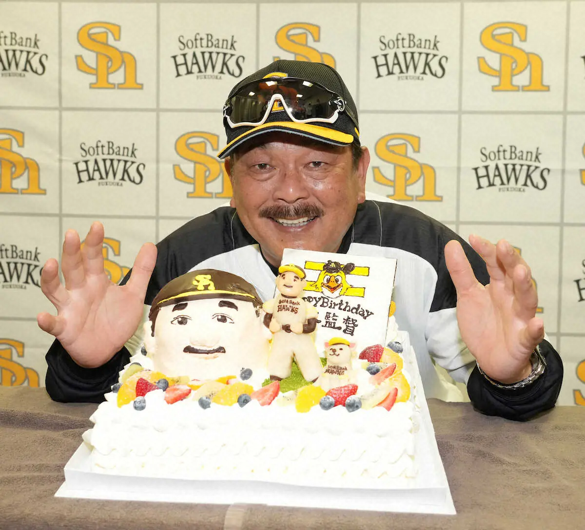 59歳の誕生日を迎えた藤本監督は報道陣からケーキを贈られ笑顔（撮影・岡田　丈靖）