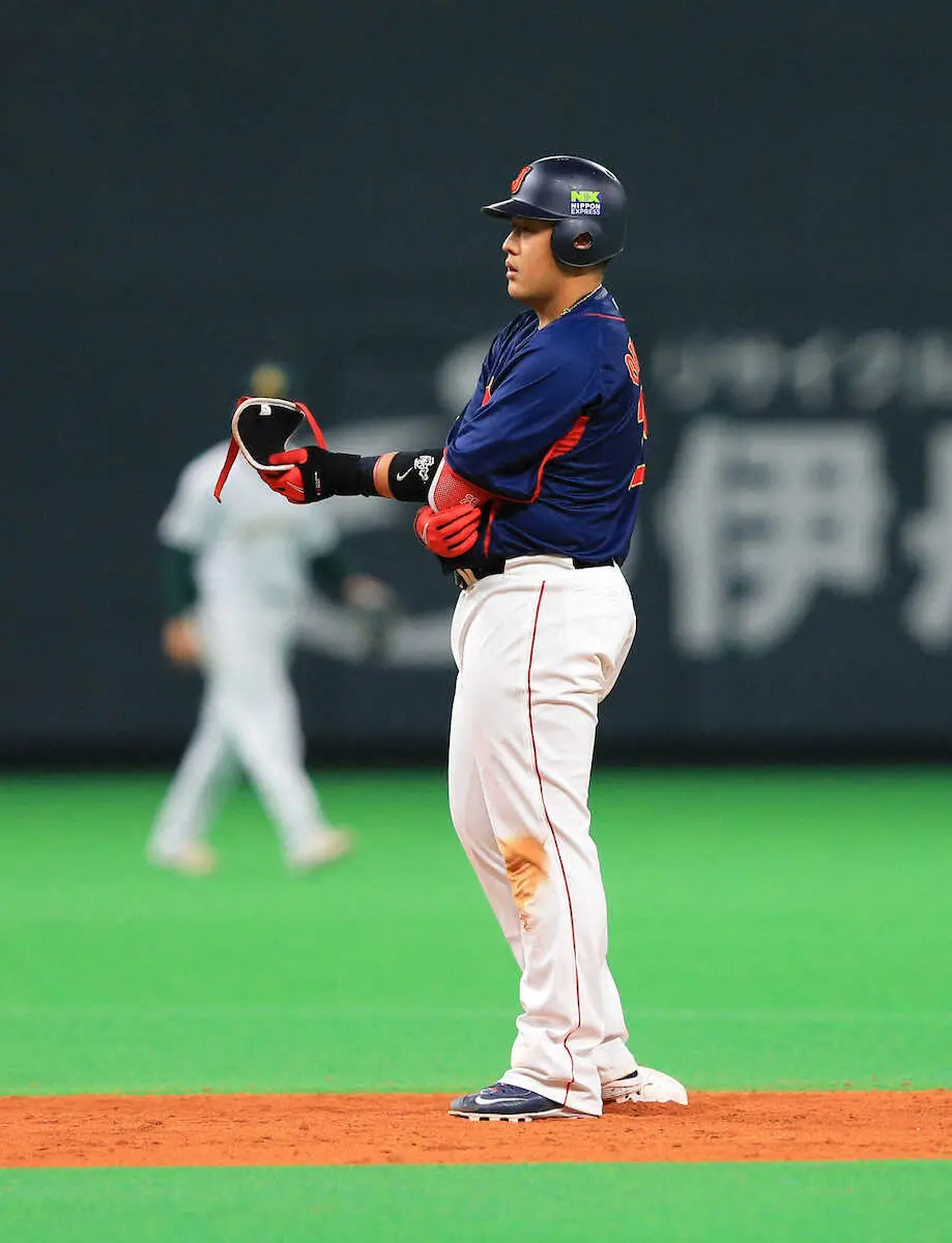 ＜豪・侍＞5回、岡本和が天井に当たる二塁打を放つ（撮影・篠原岳夫）