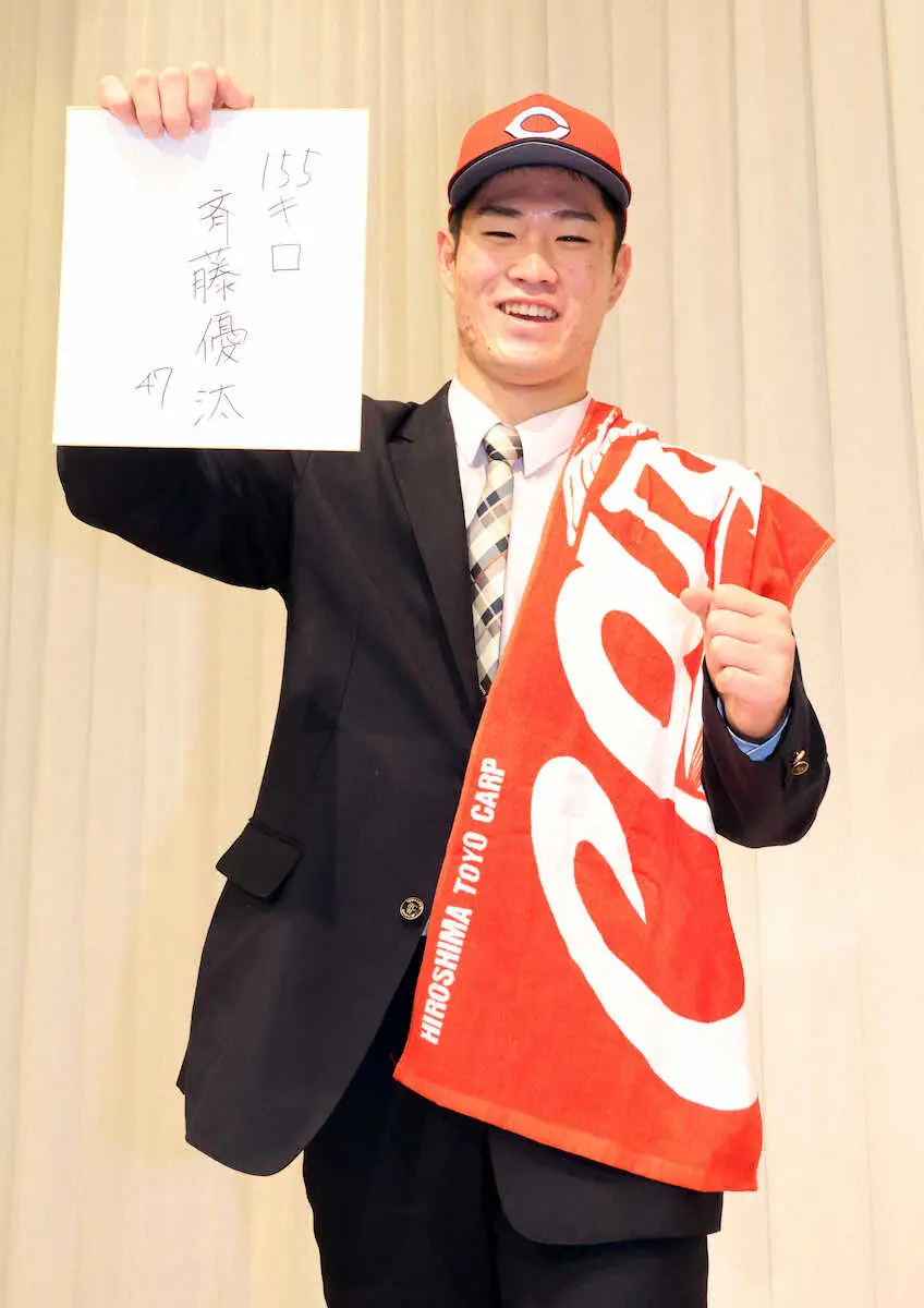 仮契約を終えた斉藤は155キロと目標を記した色紙を手に笑顔（撮影・石川加奈子）