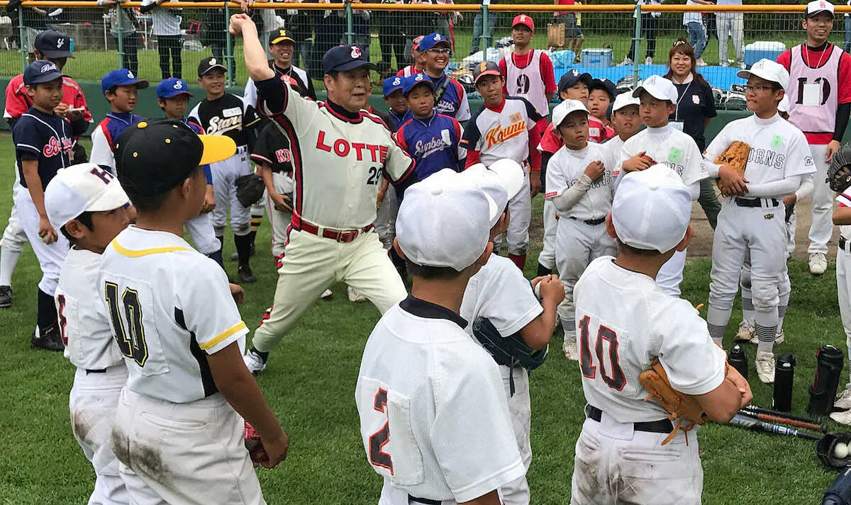 17日、広島県府中市で行われた野球教室で指導する村田氏