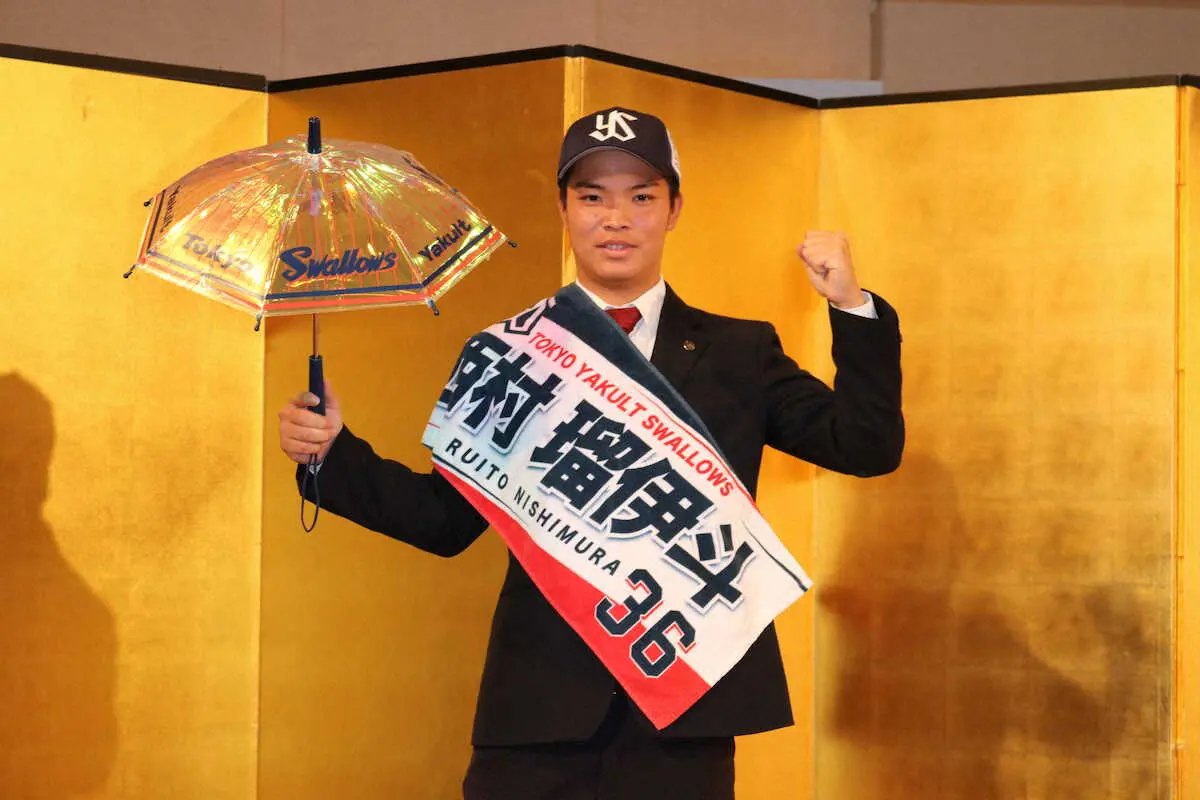 自身の名前が書かれたタオルと傘を手にする京都外大西・西村