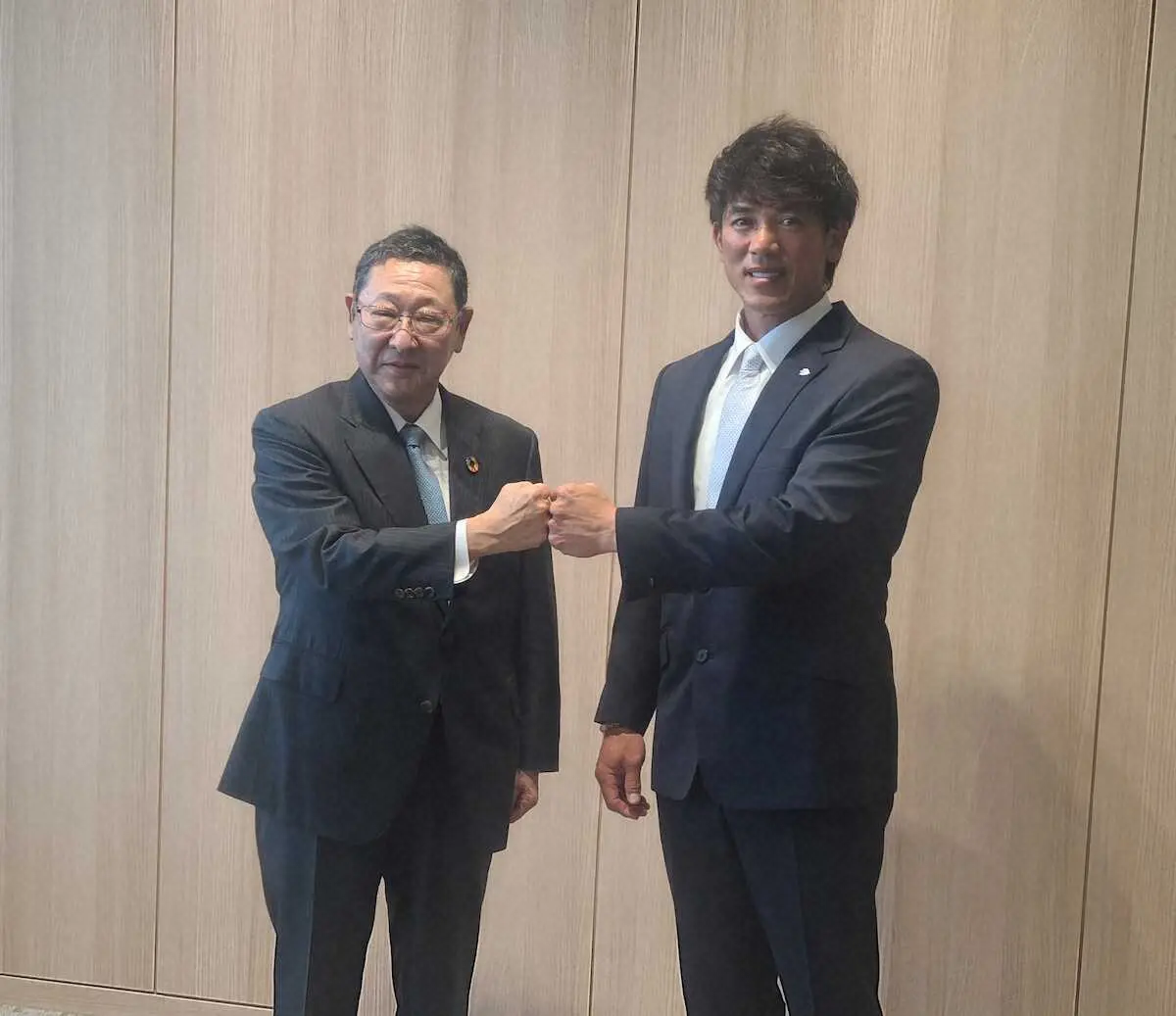 後藤オーナー（左）に就任あいさつを行った西武・松井新監督