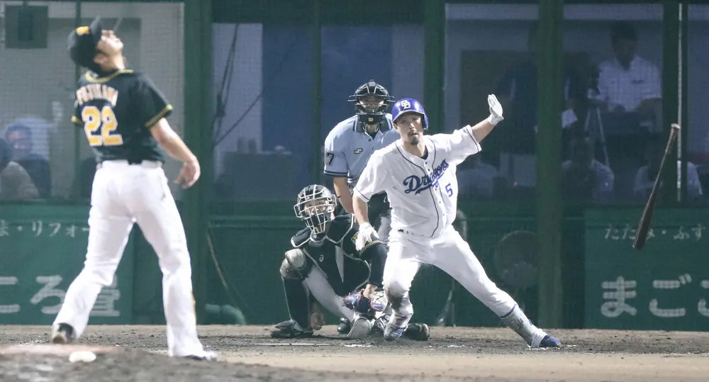 2019年7月17日の中日―阪神戦で、藤川球児投手（左）から中越え決勝２点適時三塁打（タイムリースリーベース）を放つ阿部寿樹内野手