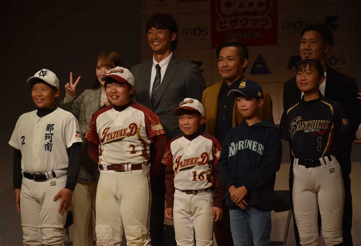 博多区の野球少年少女と集合写真に収まる斉藤和巳投手コーチ（後列左から2番目）