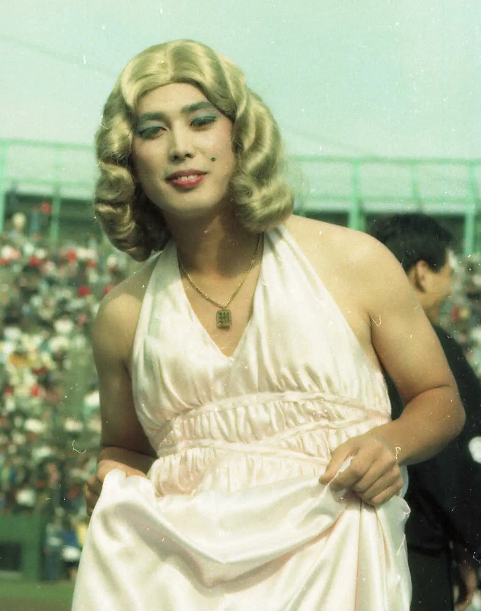 88年、近鉄ファン感謝デーでマリリン・モンローの仮装をした近鉄時代の吉井