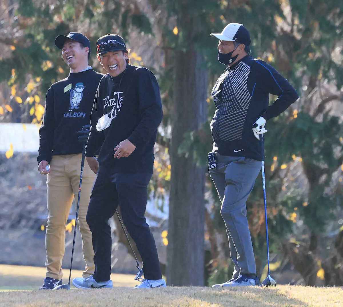 ＜西武・納会ゴルフ＞スタートホールで談笑する（左から）十亀、松井監督、渡辺GM（撮影・尾崎　有希）