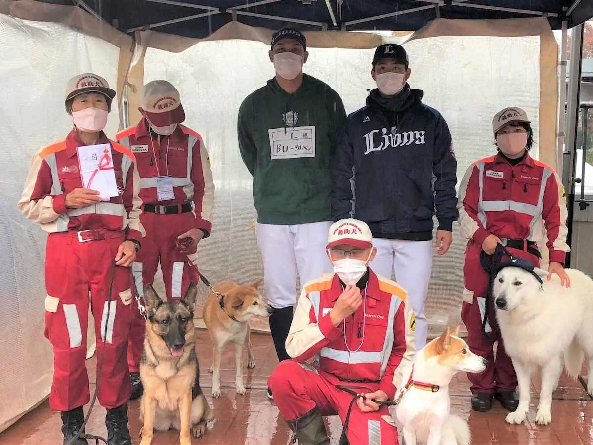 NPO法人日本捜索救助犬協会への寄付金贈呈式に臨んだ西武・高橋（中央）。右はブースを訪れた牧野