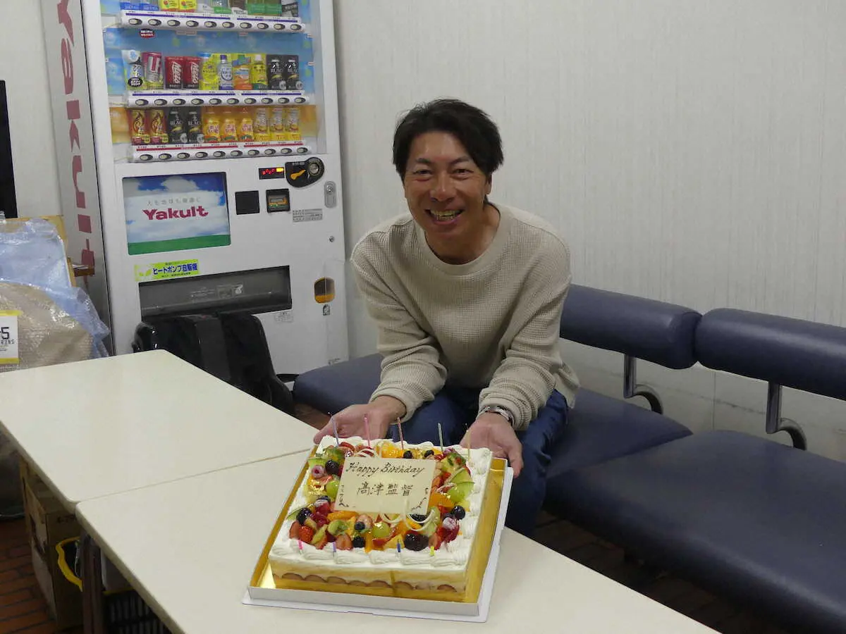 11月25日に54歳の誕生日を迎えるヤクルト・高津監督はケーキを贈られ笑顔
