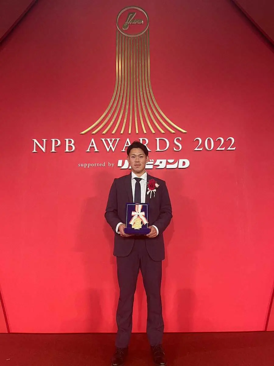 NPBアワーズのファーム表彰で優秀選手賞を受賞した日本ハム・根本悠楓投手（日本ハム球団提供）