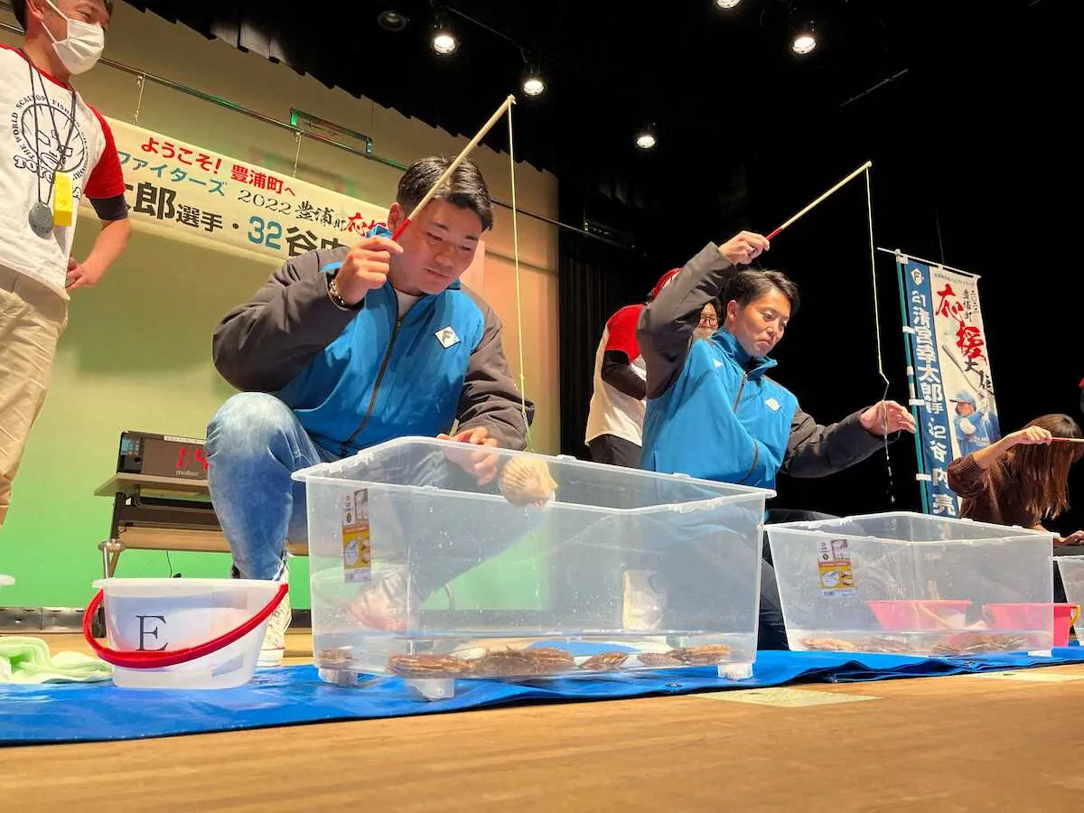 「世界ホタテ釣り選手権大会」のエキシビジョンマッチに出場した（前列左から）清宮、谷内