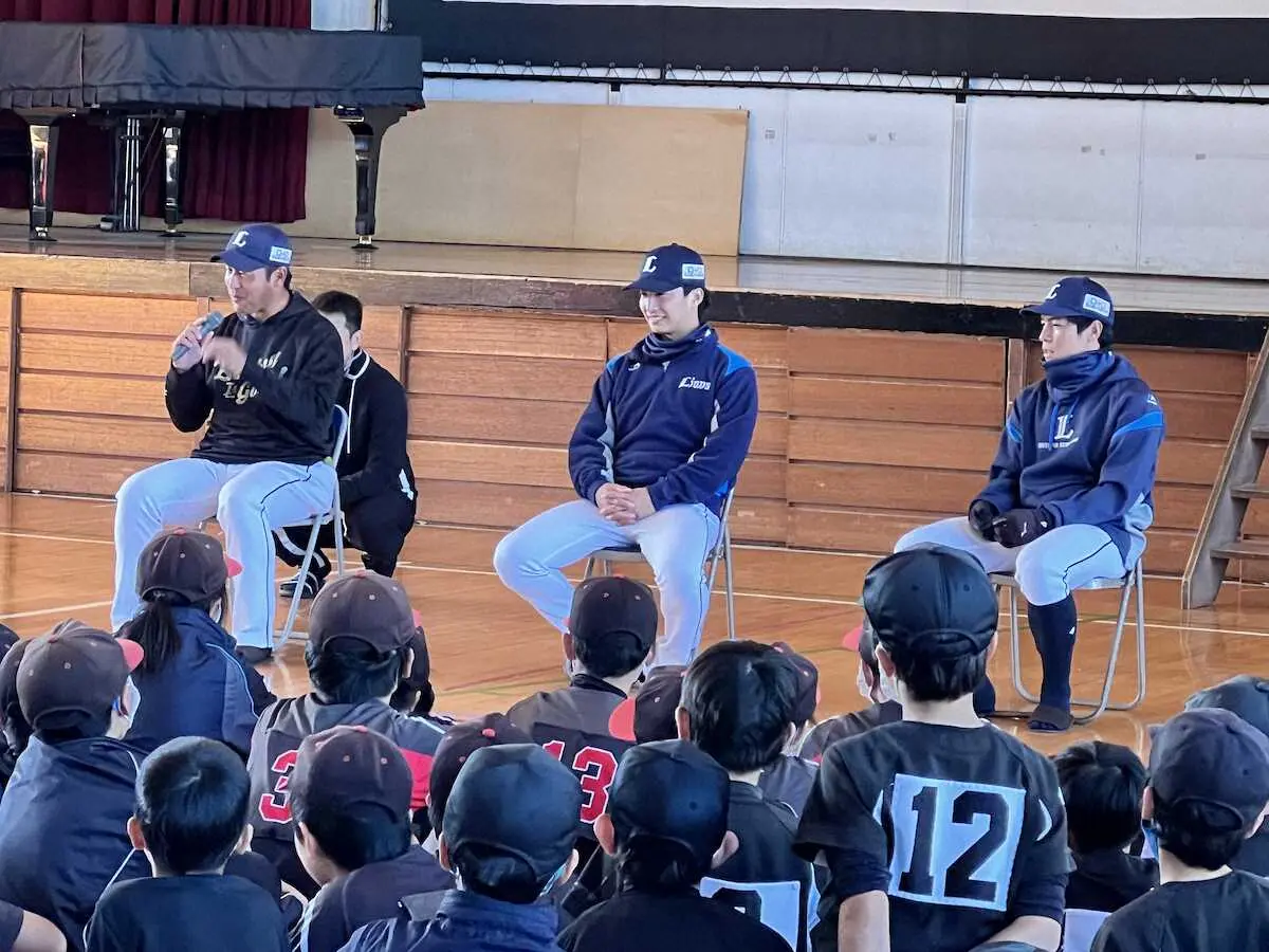野球教室の質問コーナーで答える（左から）西武・赤田外野守備・走塁コーチ、森脇、山野辺