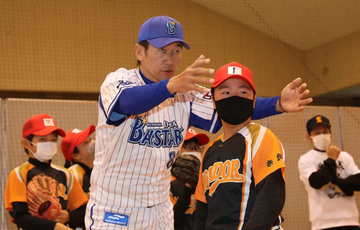 奈良県人会野球教室で子供たちを指導するDeNA・三浦監督（撮影・奥　調）