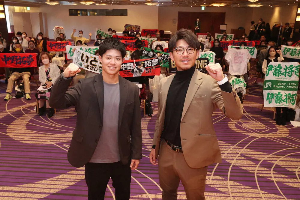 中野（左）と伊藤将はトークショーを前に参加者と記念撮影（撮影・大森　寛明）