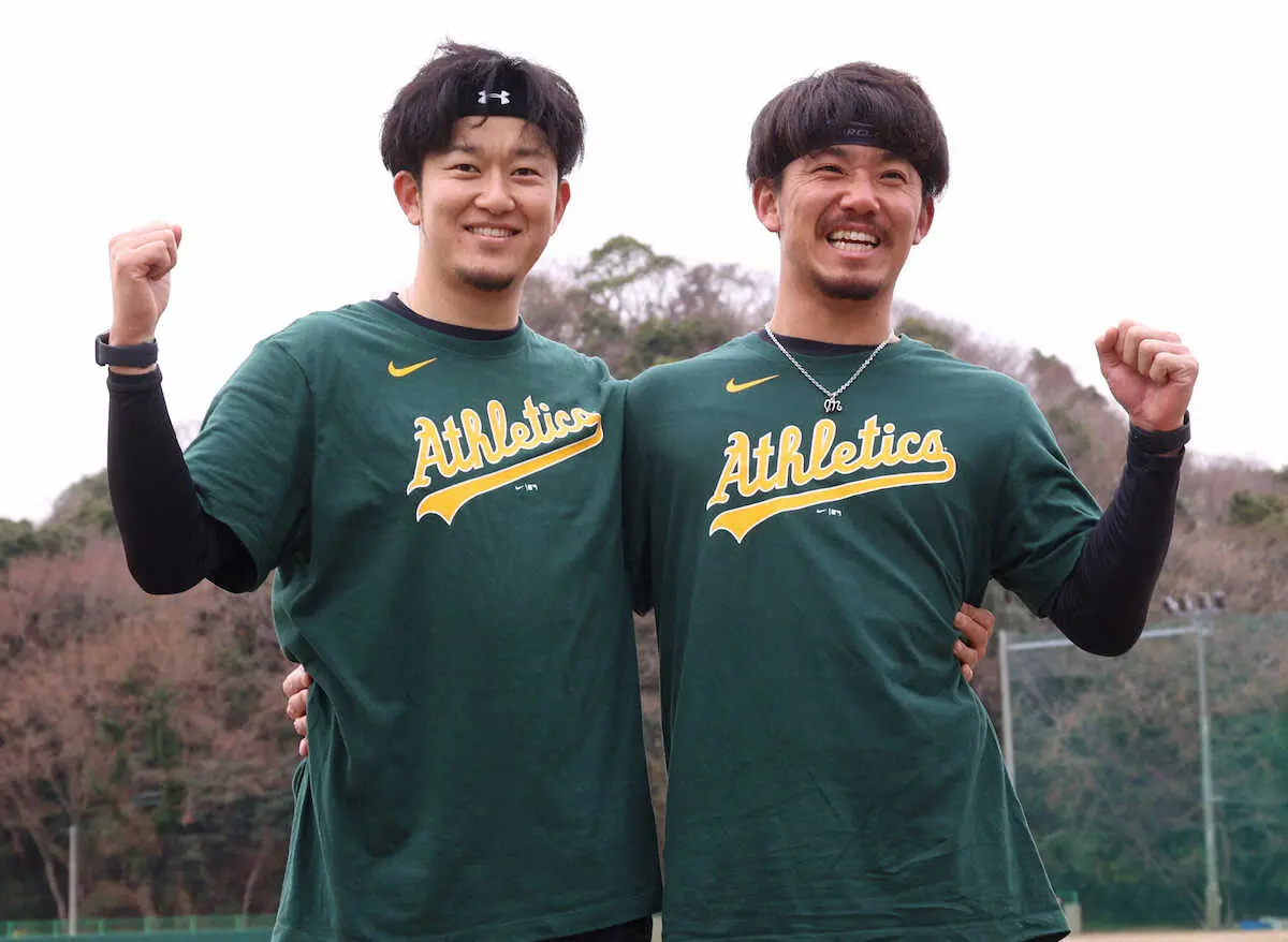 “Athletics“のロゴを胸に、肩を組んでポーズを決める阪神・岩貞（左）と伊藤将（撮影・北條　貴史）