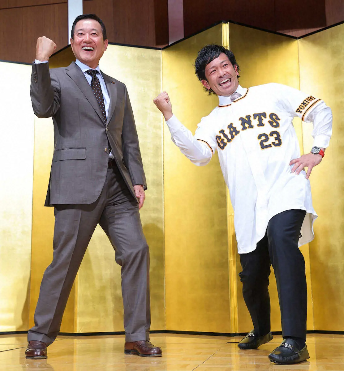 入団会見で原監督（左）と熱男ポーズを取る松田