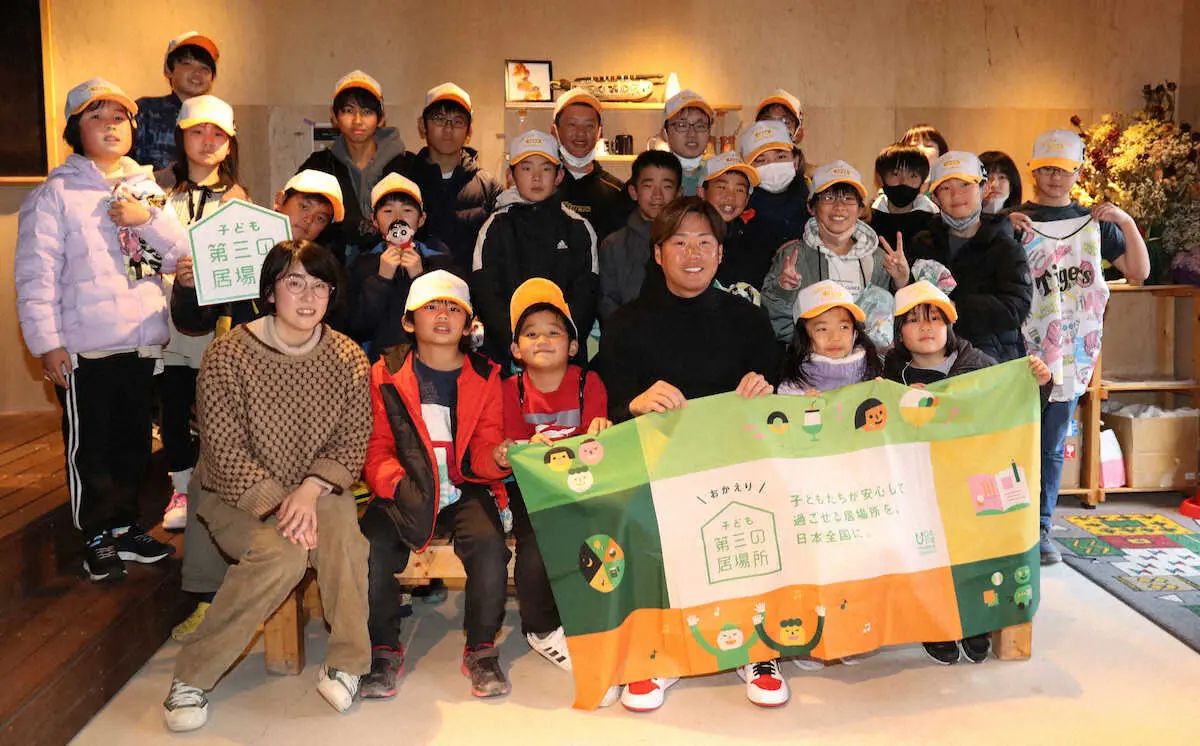 JOCA大阪を訪問し、子供たちと記念写真に納まる阪神・西勇（前列中央）　（撮影・奥　調）