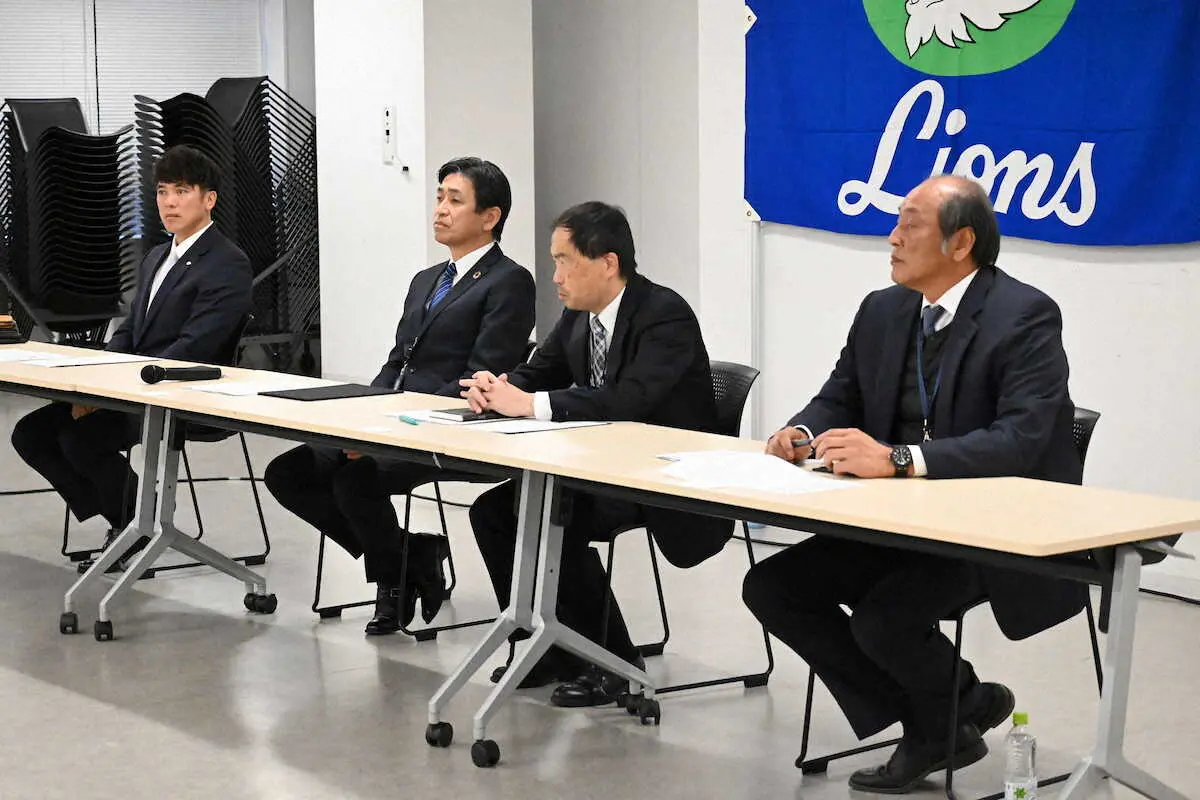 全体会議に参加した（左から）松井監督、奥村球団社長、飯田球団本部長、渡辺GM