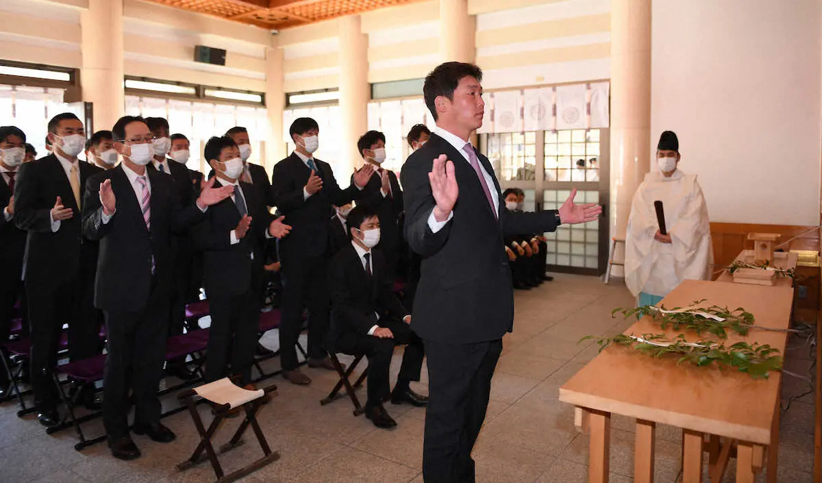 広島護国神社での必勝祈願で柏手を打つ新井監督