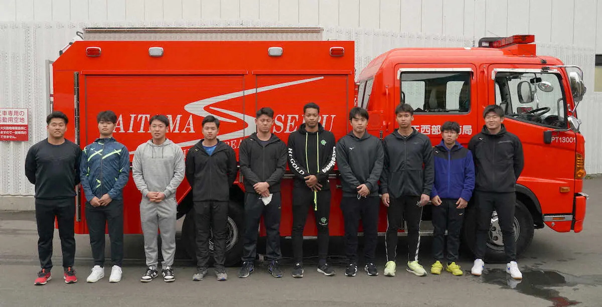 消防訓練に参加した（左から）蛭間、是沢、山田、野田、野村、日隈モンテル、三浦、古川、児玉、青山