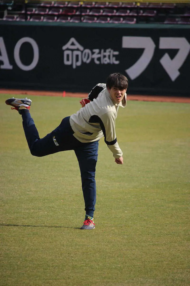 マツダスタジアムで強めのキャッチボールをする広島・九里