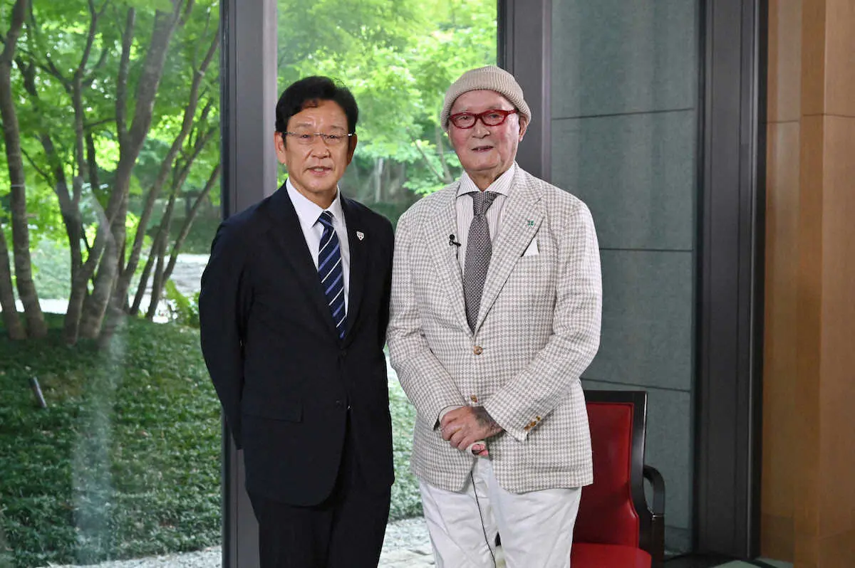 対談を行った侍ジャパン栗山監督（左）と巨人・長嶋茂雄終身名誉監督（C）文化工房