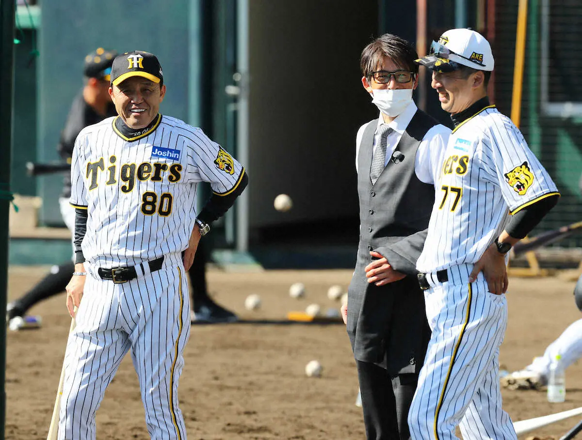 能見篤史氏（中央）は岡田監督（左）、今岡打撃コーチ（右）と談笑する　（撮影・後藤　大輝）　