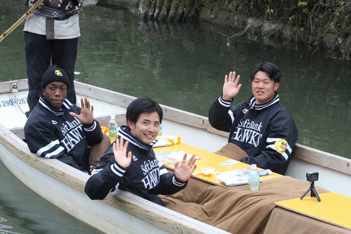 柳川で川下りを体験したイヒネ、大野、吉田の3選手