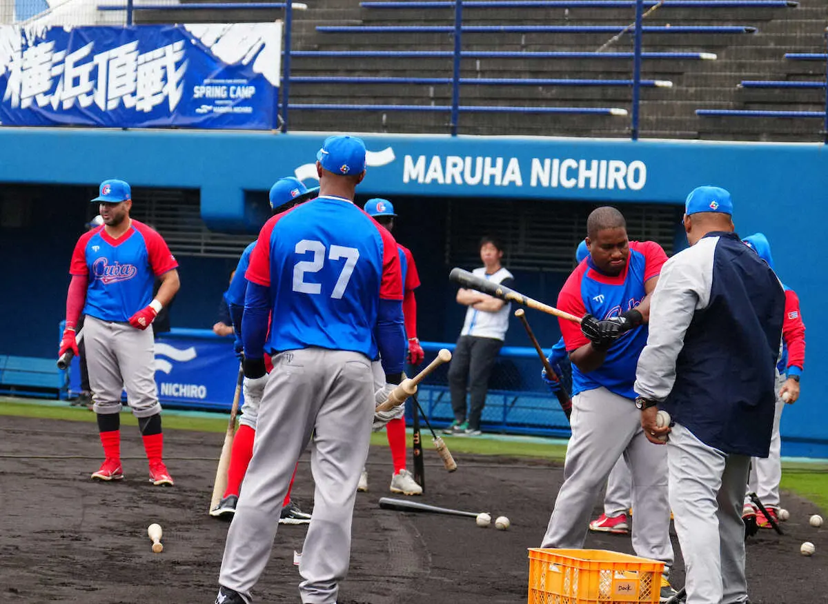 ＜野球キューバ代表練習＞ティー打撃するデスパイネ（右から2人目）、グラシアル（27）らキューバ代表（撮影・島崎忠彦）