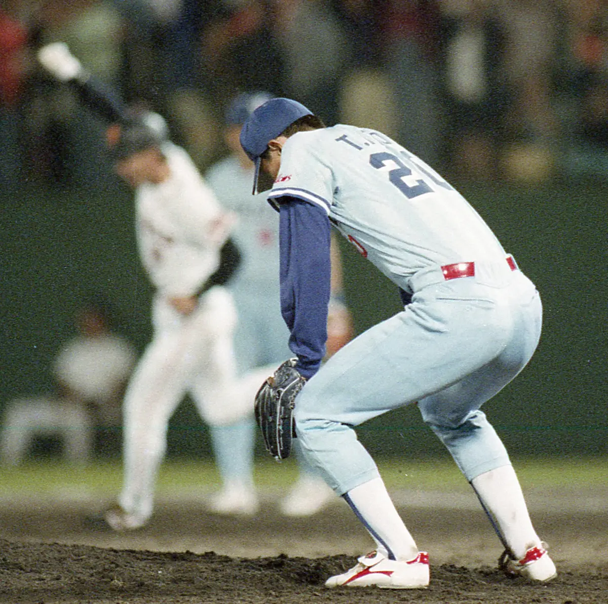 1993年6月9日、篠塚に本塁打を打たれガックリの伊藤智仁
