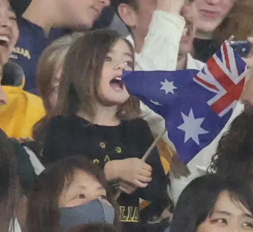 WBC準々決勝＜キューバ・オーストラリア＞　オーストラリアの応援席で国旗を振るフローレンスちゃん（撮影・篠原岳夫）