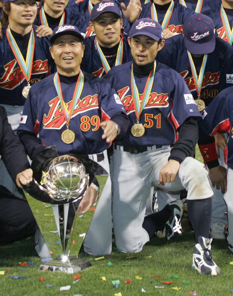 2006年ＷＢＣ決勝＜キューバ・日本＞世界一に輝き、トロフィーを前に笑顔を見せる王貞治監督（手前左、当時・ソフトバンク）とイチロー外野手（当時・マリナーズ）＝2006年03月20日撮影
