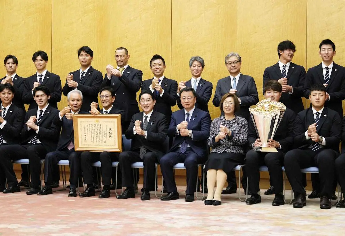 岸田首相（前列中央左）らと面会し、「ペッパーグラインダー」のポーズで記念写真に納まるWBC日本代表の栗山英樹監督（左隣）ら