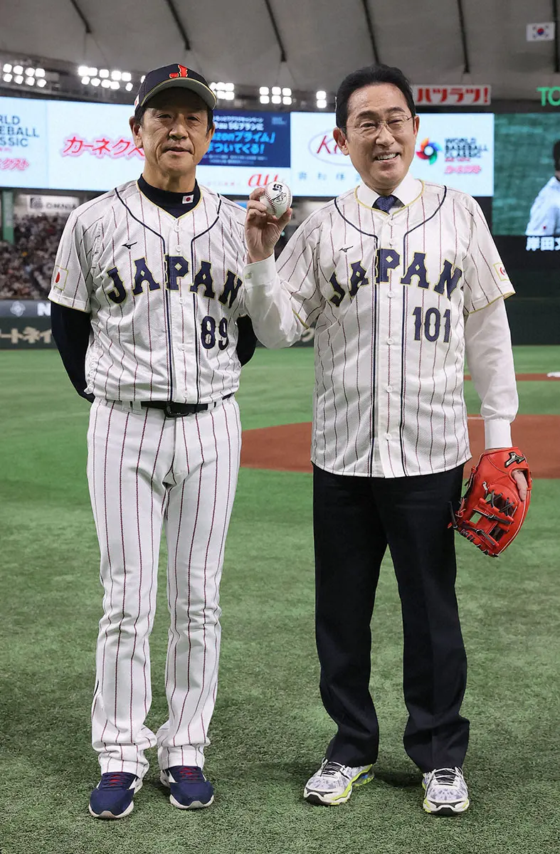 日韓戦で始球式を行い、栗山監督と記念撮影に臨む岸田首相（右）