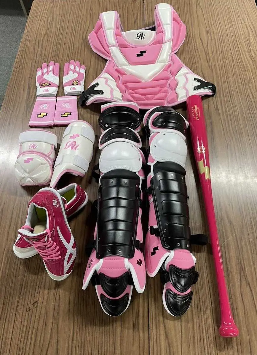 阪神・梅野の「母の日」仕様のピンクの用具