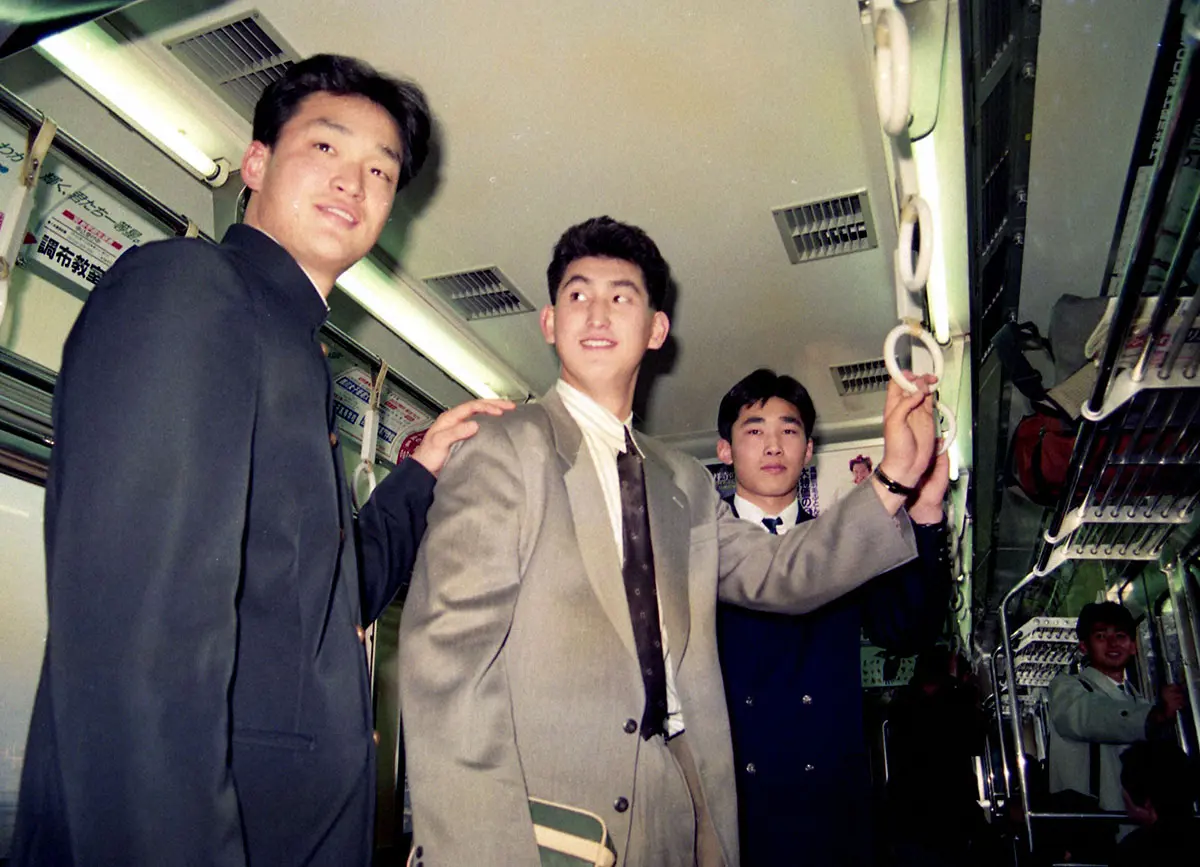 1989年12月、巨人と入団契約を済ませた川辺（中央）とジャイアンツ球場へ向かう電車内で談笑する大森（左）と吉岡