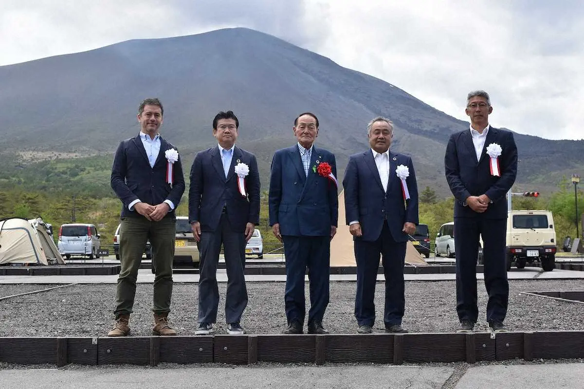 （左から）丹埜代表、西山社長、熊川村長、大嶋社長、後藤代表