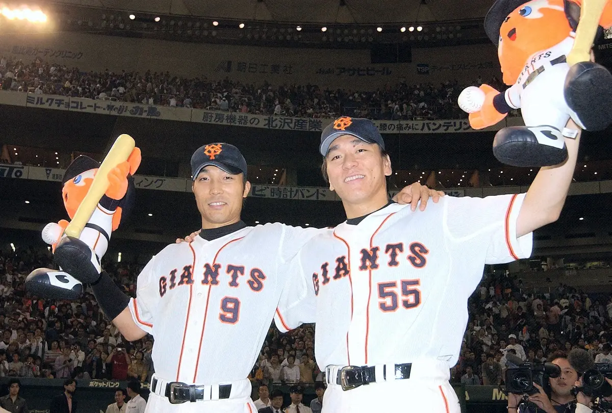 2002年、巨人時代の清水隆行（左）と松井秀喜