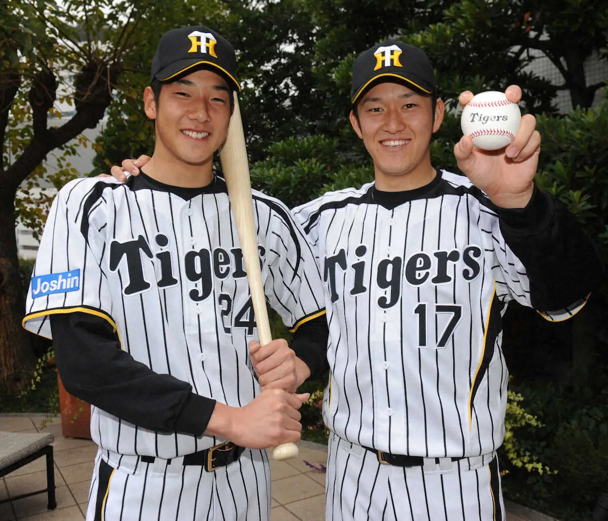 13年12月、正月紙面用の撮影で笑顔を見せる横田（左）と岩貞