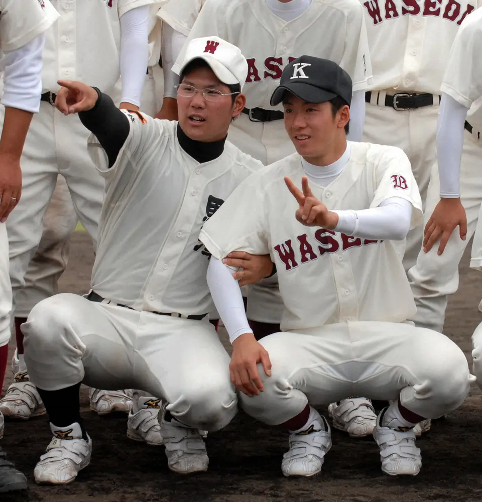 2006年、兵庫国体で駒大苫小牧・本間篤史外野手（左）と帽子を交換し、並んで記念撮影に納まる早実・斎藤佑樹投手