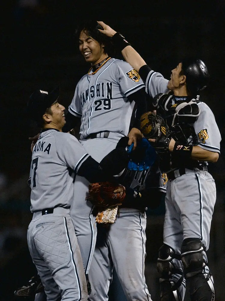2004年、ノーヒット・ノーランを達成した井川慶は今岡誠、野口寿浩（右）らに抱きかかえられ祝福される
