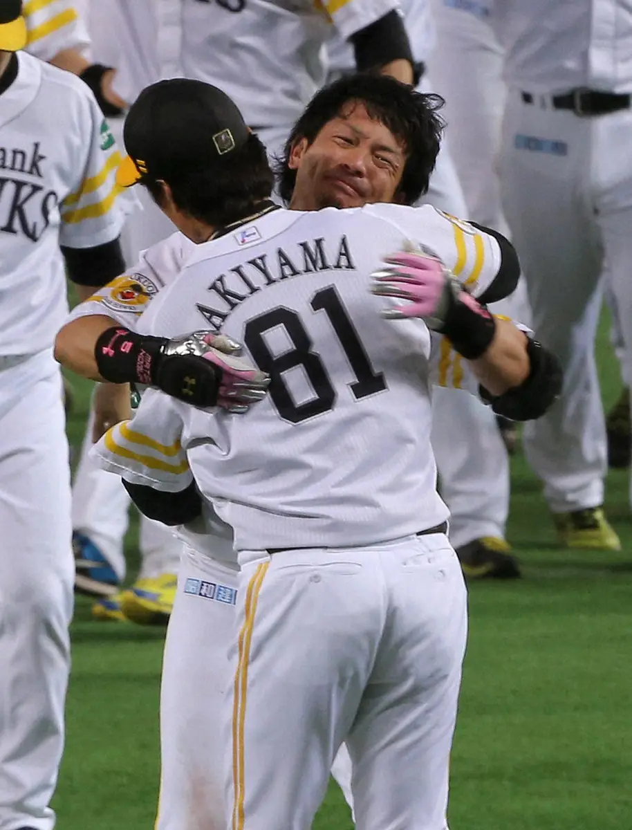 14年10月2日、リーグ優勝を決めるサヨナラ打を放った松田は秋山監督と抱き合う