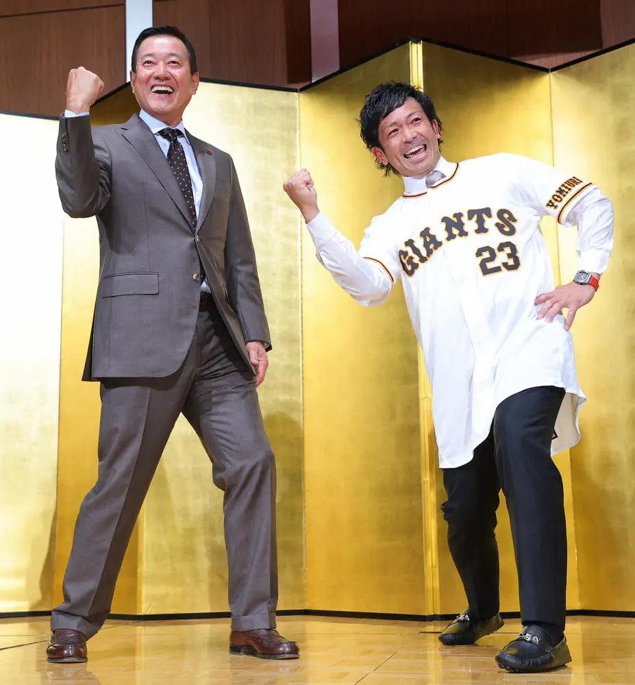 昨年の巨人入団会見で原監督（左）と「熱男ポーズ」を取る松田