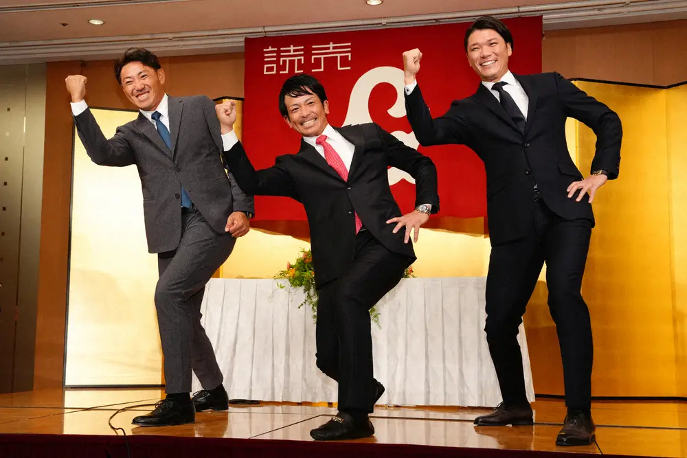 ＜巨人・松田宣浩引退会見＞サプライズで駆けつけた内川氏（左）、坂本（右）と熱男ポーズを決める松田