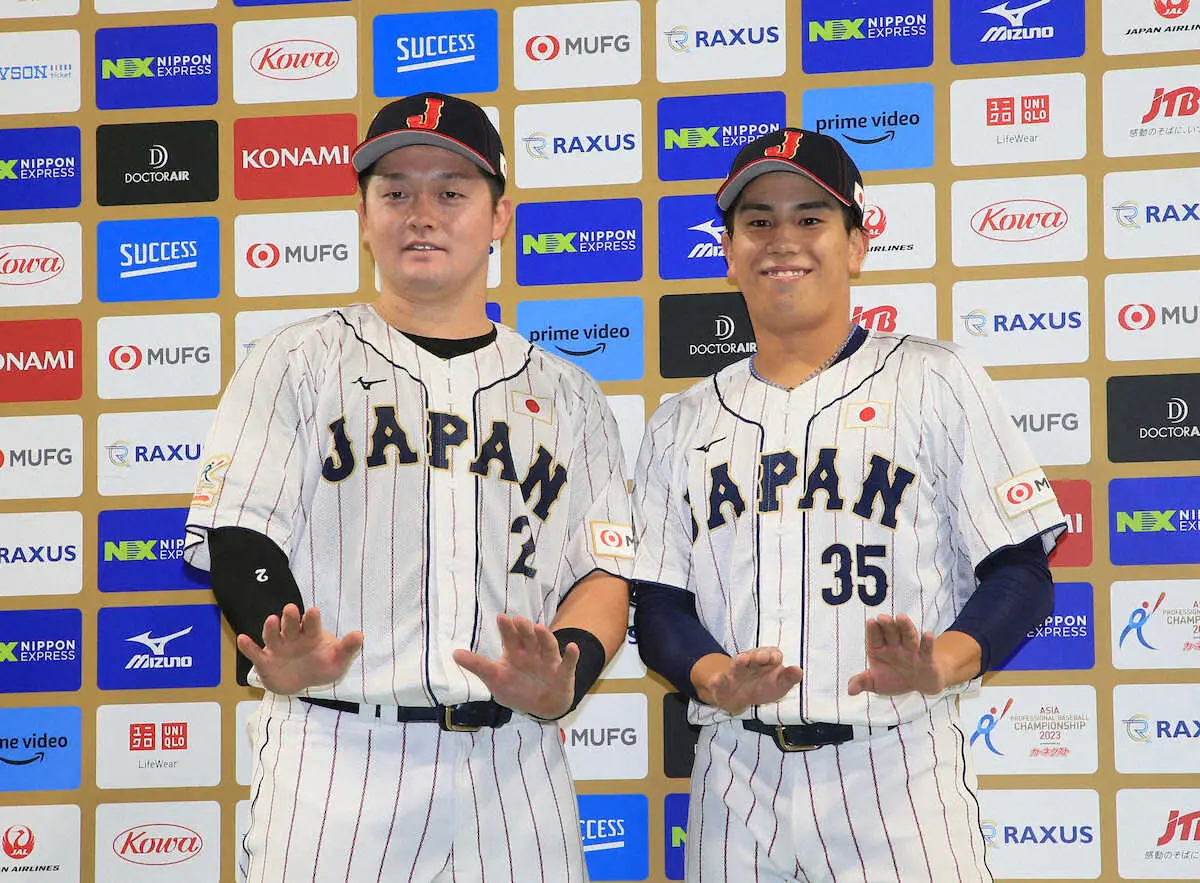 アジアプロ野球チャンピオンシップ＜日本・韓国＞お立ち台でポーズを決める牧（左）と門脇（撮影・尾崎　有希）