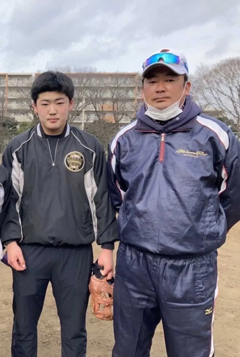 父・康宏さん（右）の球を打って練習を重ねていた中学時代の武田