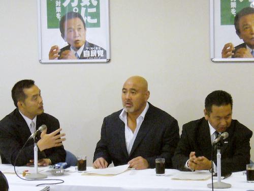 三沢光晴さんの事故死を受け、再発防止策などを話し合う馳浩・自民党文科部会長（左）と、全日本プロレスの武藤敬司社長（中央）ら