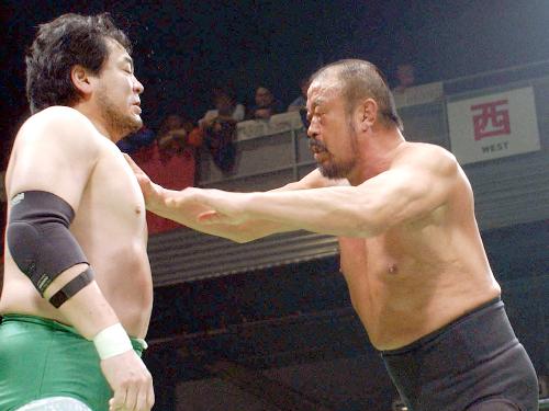 ０２年１２月のディファ有明大会で、三沢光晴さん（左）にチョップを叩き込むラッシャー木村さん